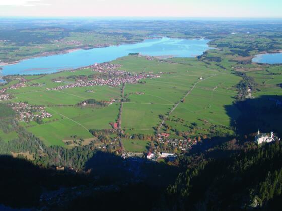 Blick vom Säulinggipfel. Besonders eindrucksvoll ist das große Delta, das der Lech in den ehemaligen Füssener See geschüttet hat.