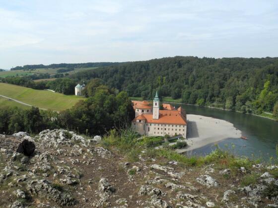 Donauroute - Blick vom Felskopf auf das Kloster Weltenburg
