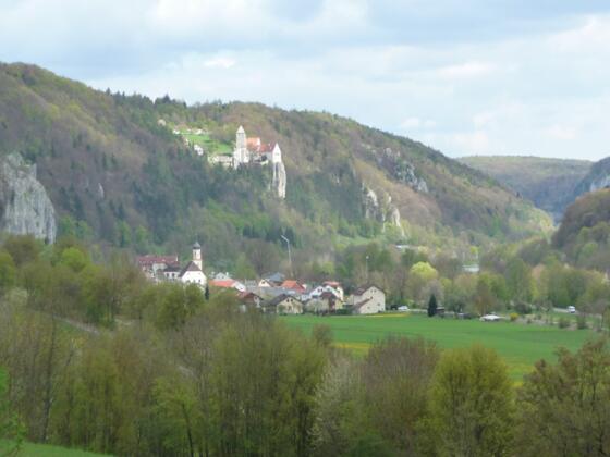 Altmühltl mit Burg Prunn bei Riedenburg