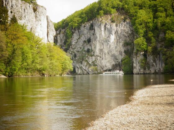 Blick in den Donaudurchbruch - Alternativ kann die Etappe auch per Schiff zurück gelegt werden