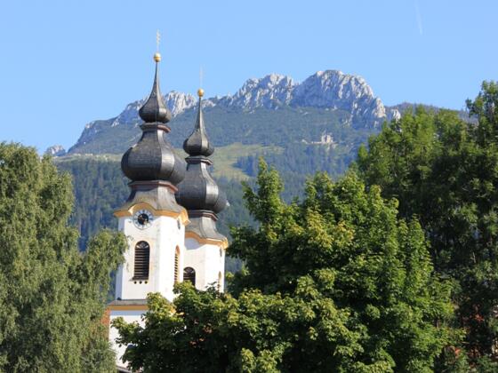 Blick auf die Kampenwand mit Aschauer Kirchturmspitzen