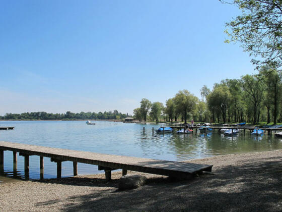 Badesteg am Strandbad in Rimsting direkt am Chiemseeufer.