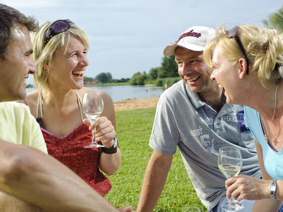 Am Seezentrum Schlungenhof am Altmühlsee herrscht heitere und ausgelassene Stimmung bei einem Gläschen Wein.
