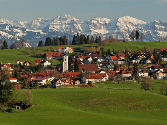 Scheidgg mit Blick auf die verschneite Nagelfluhkette