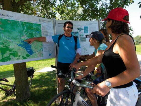 Radfahrer finden sich dank einer Info Tafel in Muhr am See und der Vogelinsel zurecht.