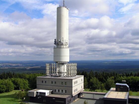Neben dem Aussichtsturm Schönburgwarte steht auf dem Großen Kornberg auch der militärische Kornbergturm.