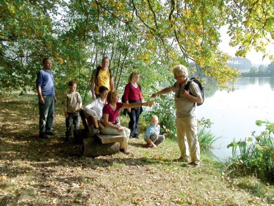Eine Wandergruppe rastet in der herrlichen Weiherlandschaft von Haundorf.