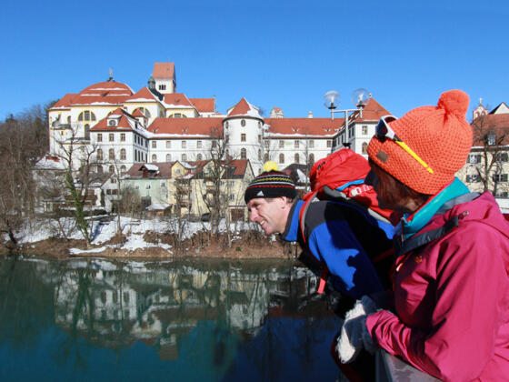 Über die Theresienbrücke mit Blick auf das Hohe Schloss