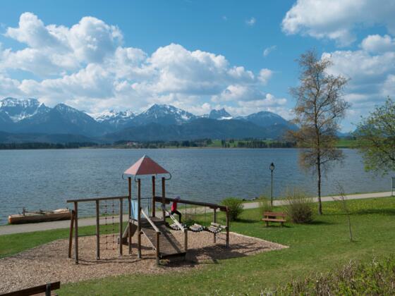 Kinderspielplatz am Ufer des Hopfensee