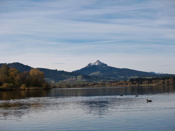 Der Grüntensee mit dem Grünten im Hintergrund