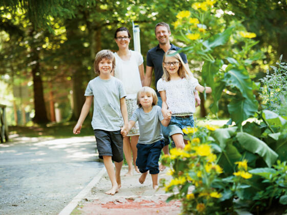 Familie auf dem Barfußweg Bad Wörishofen