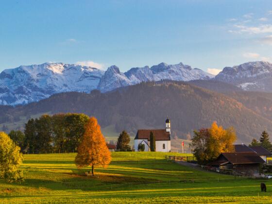 Blick ins Ammergebirge und auf die Hochplatte mit der Kapelle St. Peter im Vordergrund