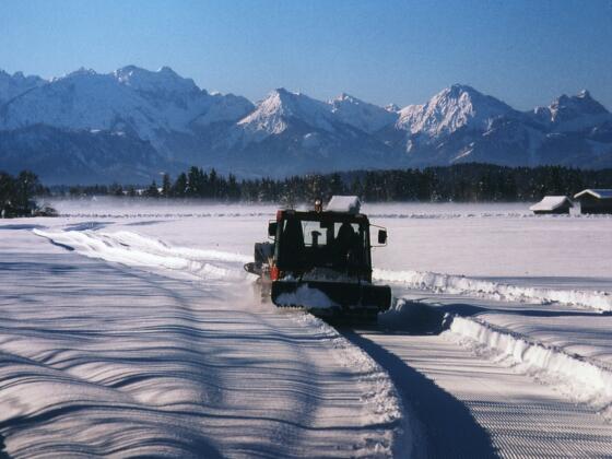 Blick auf die Bannwaldsee-Loipe; im Hintergrund die Thannheimer Berge (links) und der Aggenstein (rechts)