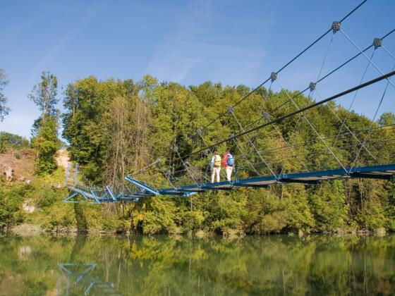 Hängebrücke zwischen Pfosen und Fischers