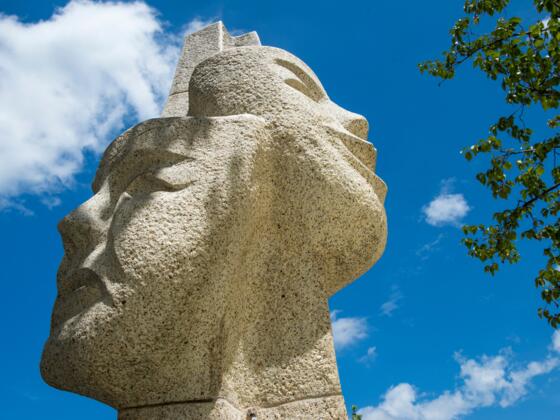 Maskenbrunnen am Rathaus