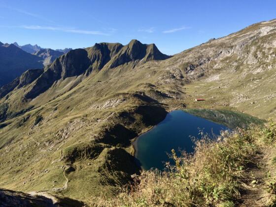 Der Engeratsgundsee im Herbst