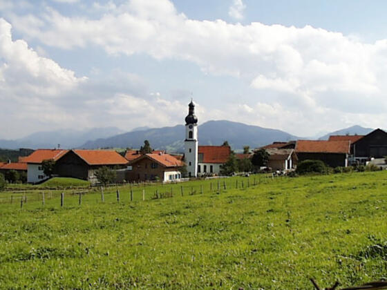 Den Kirchturm des Ortes sieht man schon von Weitem.
