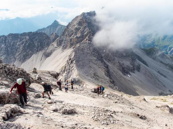 Von der Krottenkopfscharte sind es noch ca. 45 Minuten bis zum Gipfel, der Weg wird alpiner.