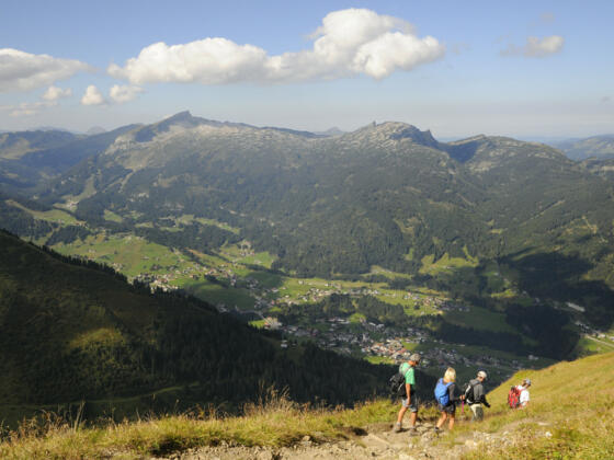 Wunderbarer Blick ins Kleine Walsertal und zum Hohen Ifen (links).