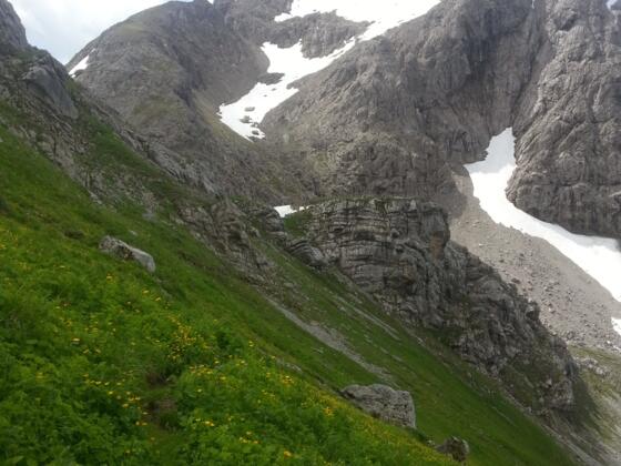 Trettachspitze von NW mit nordseitigem Schneefeld. Die Route erfolgt am linken Rand des Schneefeldes bis zur Querung auf den Grat.