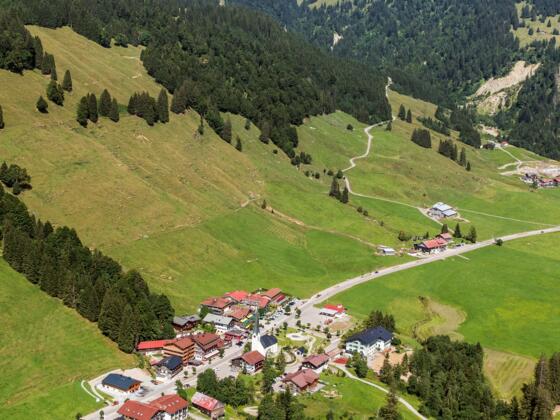 Wir laufen hoch zur Socher-Alpe.