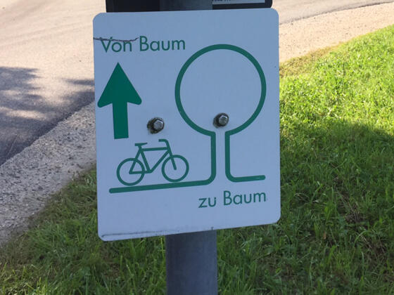 Radwegbeschilderung Von Baum zu Baum