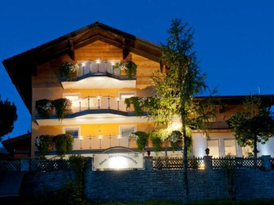 Aussenansicht bei Nacht