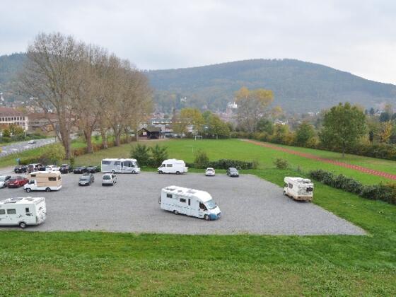 Wohnmobilstellplatz Jahnstraße in Miltenberg, erster Platz in der Nähe des Hallenfreibades.