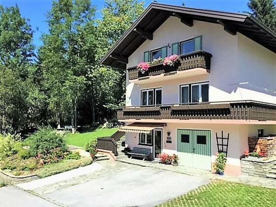 Haus mit Wald und Wiesen