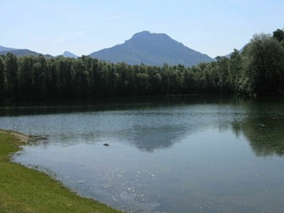 Reischenharter See mit Bergblick.
