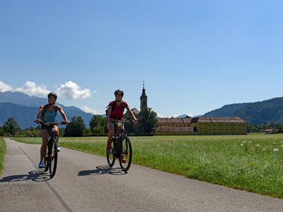 Radfahren rund um Oberaudorf mit Blick auf das Kloster Reisach