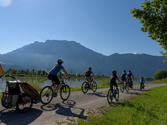 Familie auf dem Inndammradweg Richtung Kufstein