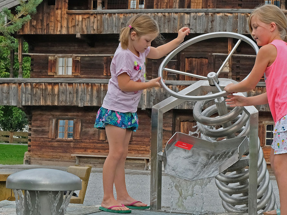 Lernmodul Wasserkraft - Wasserspieleplatz am Museum Blaahaus Kiefersfelden