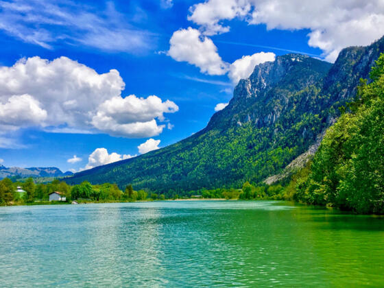 Inn bei Kiefersfelden mit dem Zahmen Kaiser