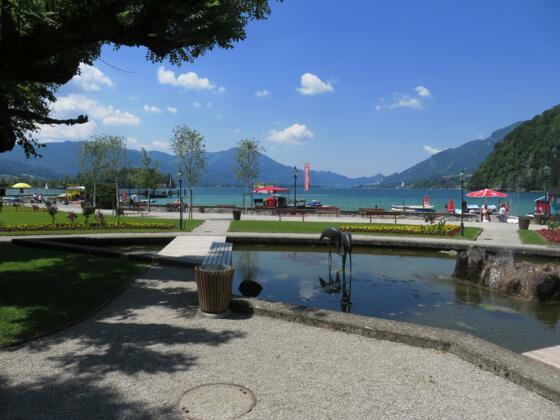 Uferpromenade und Anlegestelle in Strobl