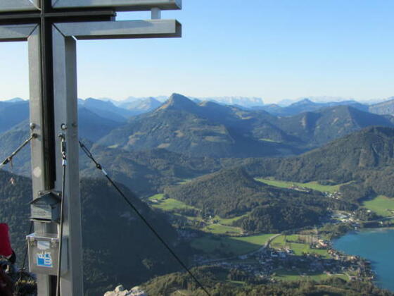 Blick vom Gipfelkreuz des Schober auf den Fuschlsee