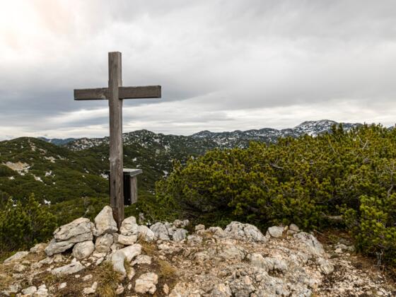 Gipfelkreuz auf dem Hirschangerkopf mit dem Untersbergplateau im Hintergrund.