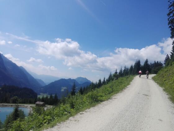 vorbei am Beschneiungsteich Karkogel