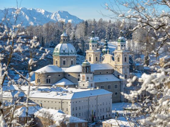 Blick auf den Salzburger Dom (Residenzplatz, Residenzbrunnen, Glockenspiel, Salzburger Museum)