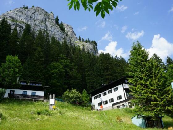 Brünnsteinhaus mit Brünnsteingipfel - © Chiemsee-Alpenland Tourismus