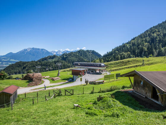 Bergstation 4er-Sesselbahn Erlebnisberg Oberaudorf Hocheck mit Tiergehege