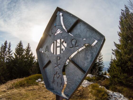 Metallkreuz auf dem Karkopf.