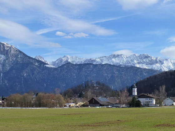 Blick auf Oberaudorf - im Hintergrund der Zahme und der Wilde Kaiser