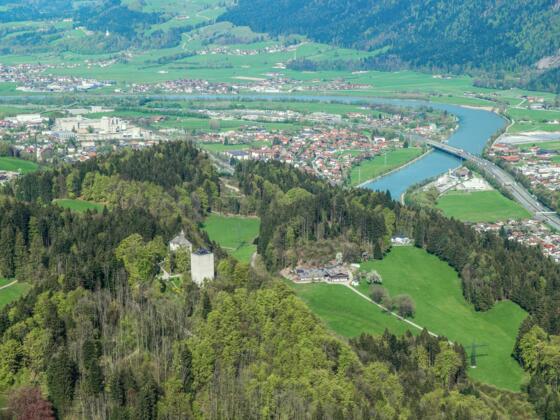 Thierberg Kapelle und Aussichtsturm, im Hintergrund Kiefersfelden