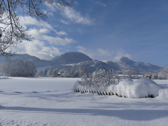 Winterwandern mit Blick aufs Hocheck und Brünnstein