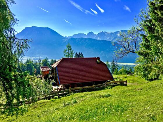 Nußlbergalm Kiefersfelden mit Blick auf das Kaisergebirge