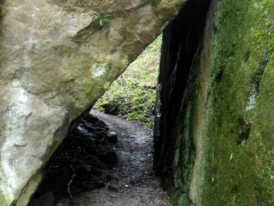 Eingestürzte Felswand bildet eine Durchgangshöhle.