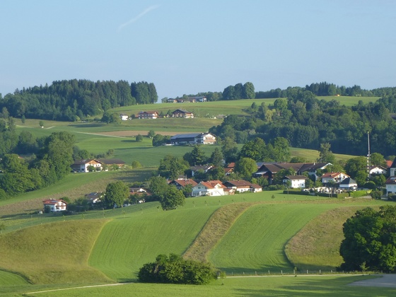 Luftaufnahme Kirche Greimharting und oberhalb Weingarten