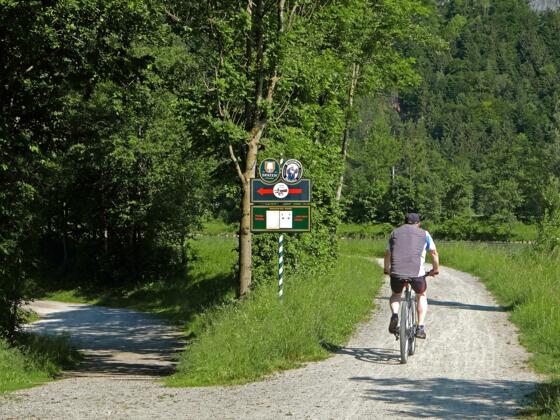 Abzweigung Kieferer See (nach links) von Innradweg (geradeaus) in Kiefersfelden