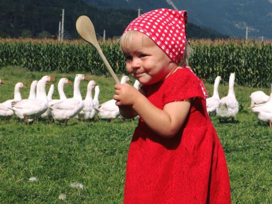 Mädchen mit Kochlöffel